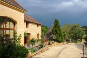 maison d'hote avec ciel d'orage